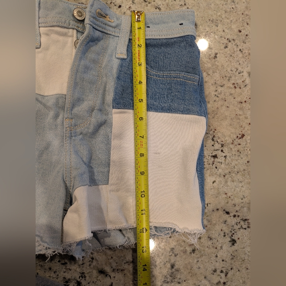 Hollister Ultra High-Rise Mom patchwork denim shorts with a button fly and fraye - Picture 7 of 9